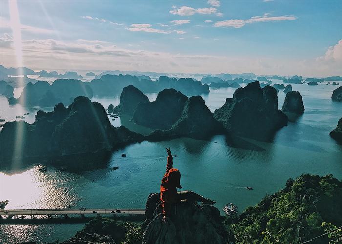 Vịnh Bái Tử Long gắn với truyền thuyết Rồng mẹ và đàn Rồng con nổi tiếng